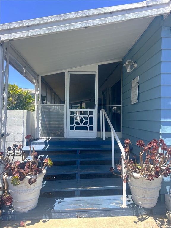 Image 5 of property listing at 246 S Bayside Way, Newport Beach, CA 82660
