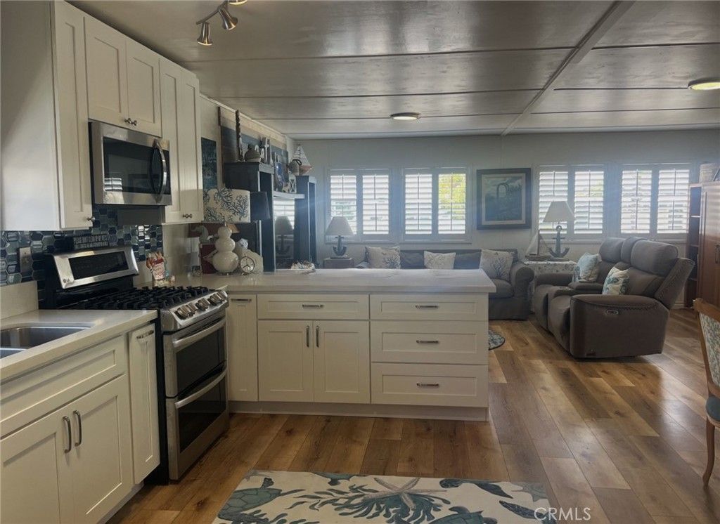 Image 7 of property listing at 246 S Bayside Way, Newport Beach, CA 82660