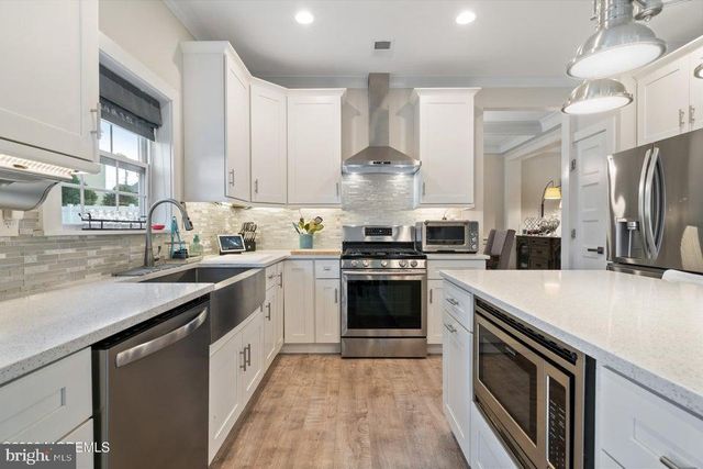 4 HARPOON DR, Barnegat, NJ 08005