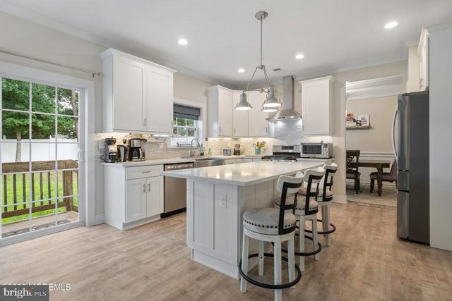 4 HARPOON DR, Barnegat, NJ 08005