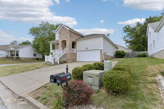 1961 Deep Woods Trl, Nashville, TN 37214