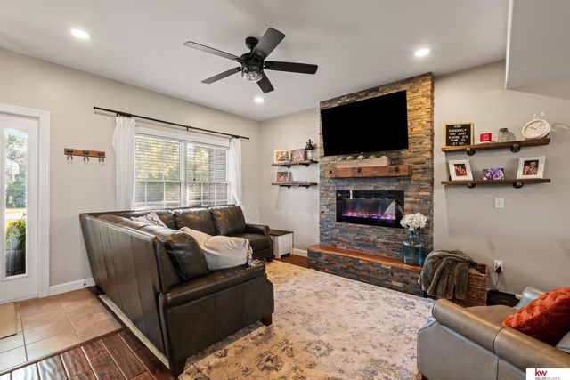 1917 Beaver Lake Boulevard, Plattsmouth, NE 68048