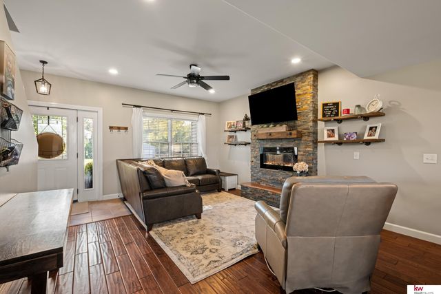 1917 Beaver Lake Boulevard, Plattsmouth, NE 68048