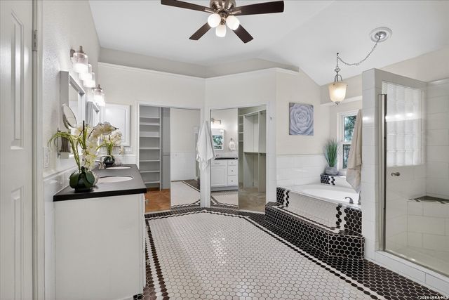 12331 Stable Wood, San Antonio, TX 78249