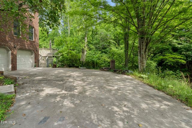 2705 Berkshire Lane, Kingsport, TN 37660