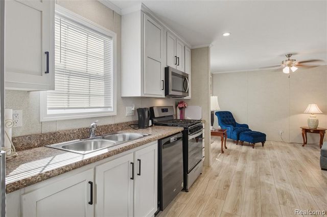 230 E Macgregor Court, Highland, MI 48357