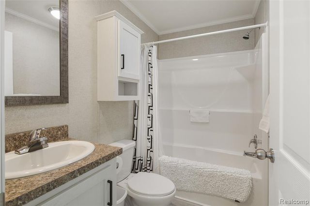 230 E Macgregor Court, Highland, MI 48357