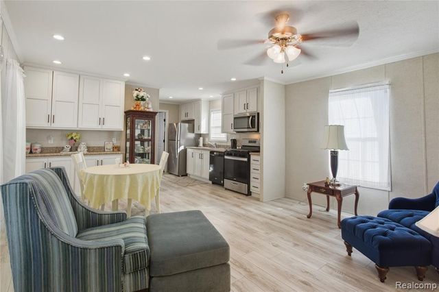 230 E Macgregor Court, Highland, MI 48357