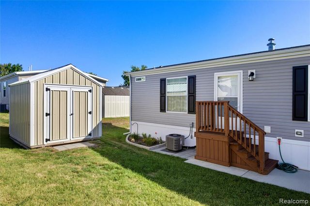 230 E Macgregor Court, Highland, MI 48357