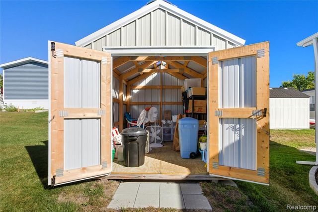 230 E Macgregor Court, Highland, MI 48357