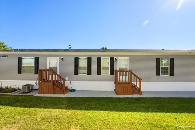 230 E Macgregor Court, Highland, MI 48357