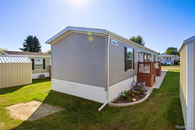 230 E Macgregor Court, Highland, MI 48357