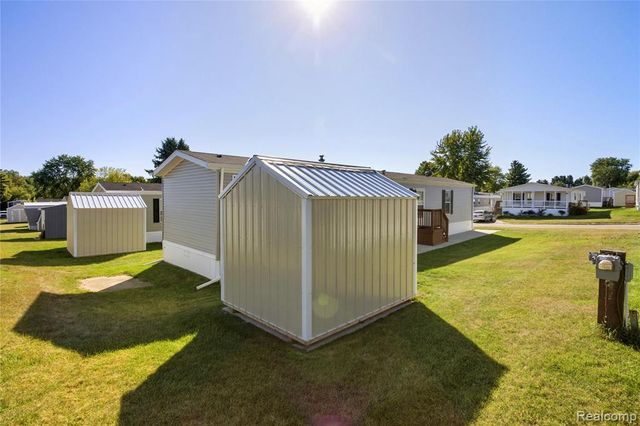 230 E Macgregor Court, Highland, MI 48357