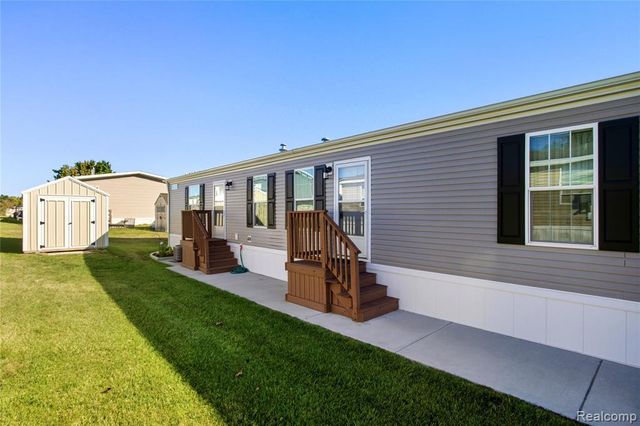 230 E Macgregor Court, Highland, MI 48357