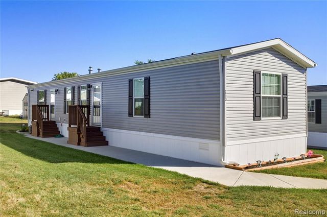 230 E Macgregor Court, Highland, MI 48357