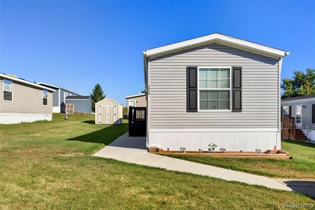 230 E Macgregor Court, Highland, MI 48357