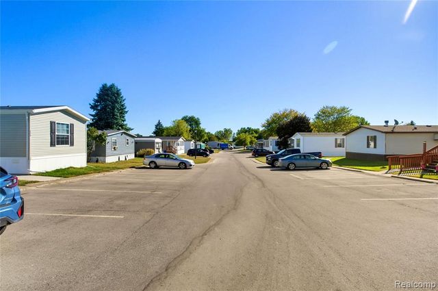 230 E Macgregor Court, Highland, MI 48357