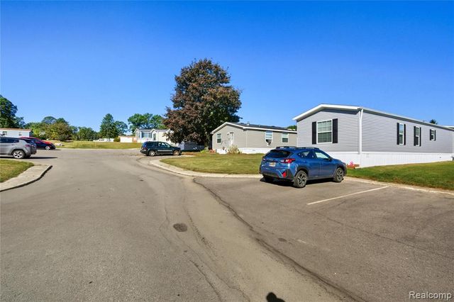 230 E Macgregor Court, Highland, MI 48357