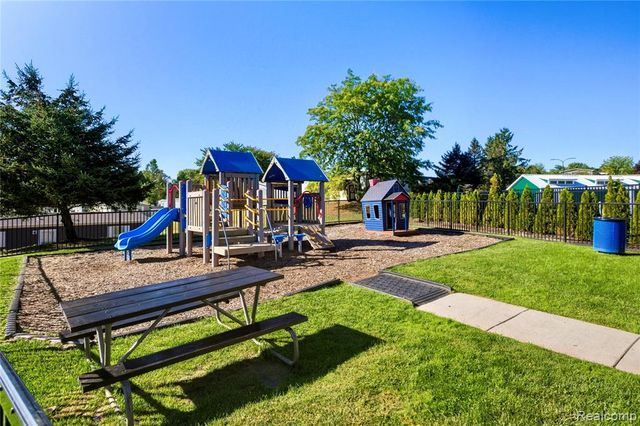 230 E Macgregor Court, Highland, MI 48357