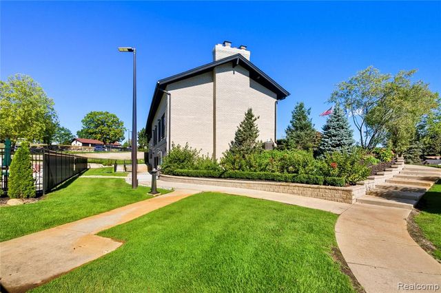 230 E Macgregor Court, Highland, MI 48357