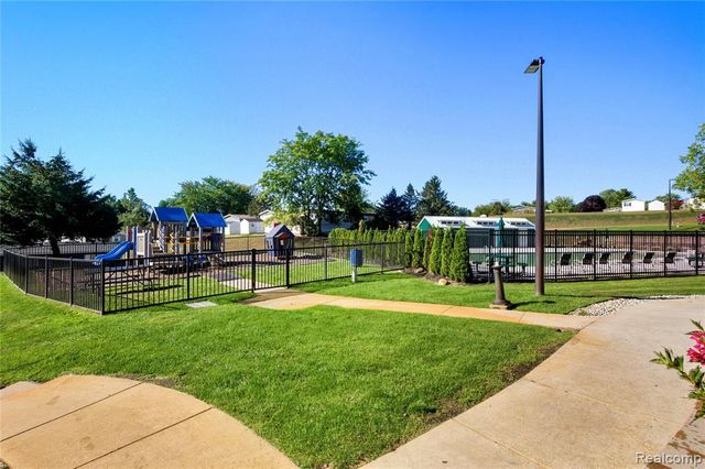 230 E Macgregor Court, Highland, MI 48357