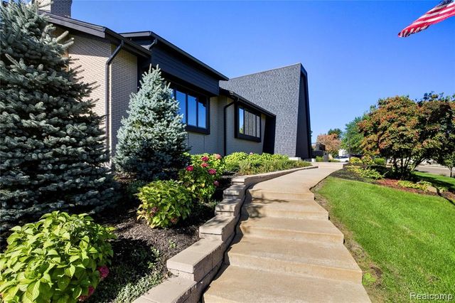 230 E Macgregor Court, Highland, MI 48357