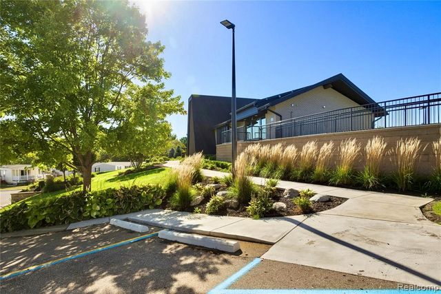 230 E Macgregor Court, Highland, MI 48357