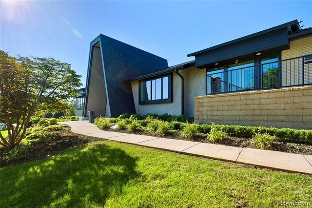 230 E Macgregor Court, Highland, MI 48357