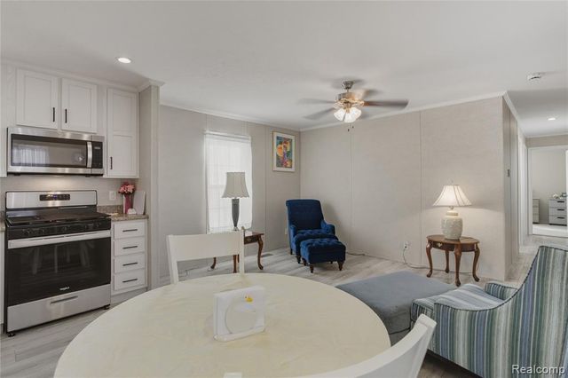 230 E Macgregor Court, Highland, MI 48357