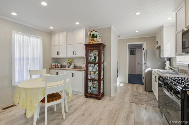 230 E Macgregor Court, Highland, MI 48357