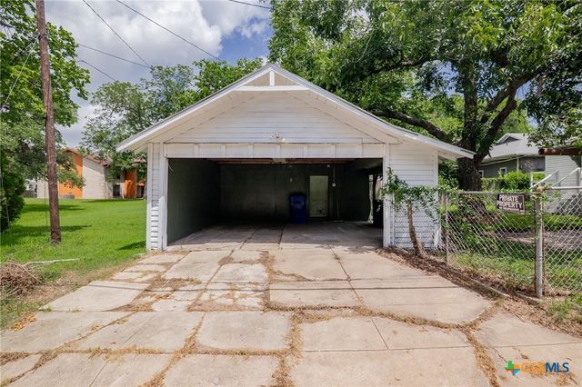 212 Coke Street, Yoakum, TX 77995