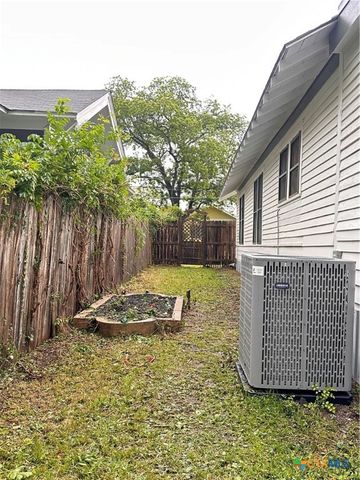 212 Coke Street, Yoakum, TX 77995