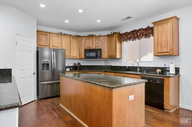 6202 Ocean Jasper Drive, Bakersfield, CA 93313