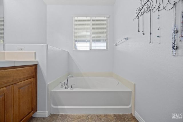 6202 Ocean Jasper Drive, Bakersfield, CA 93313