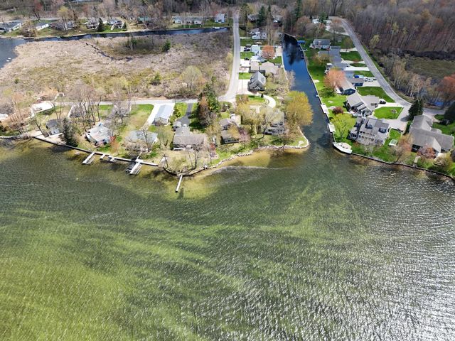 9471 Peninsula Drive, Mecosta, MI 49332