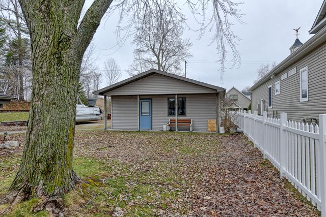 9471 Peninsula Drive, Mecosta, MI 49332