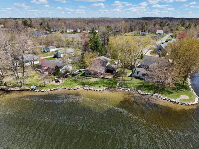 9471 Peninsula Drive, Mecosta, MI 49332