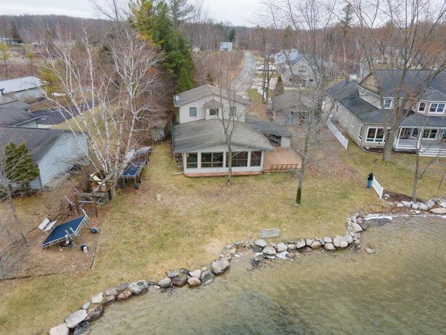 9471 Peninsula Drive, Mecosta, MI 49332