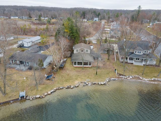 9471 Peninsula Drive, Mecosta, MI 49332