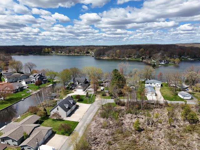 9471 Peninsula Drive, Mecosta, MI 49332