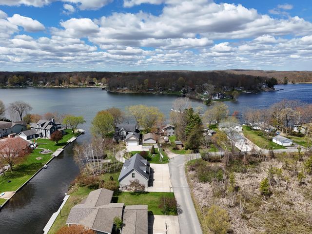 9471 Peninsula Drive, Mecosta, MI 49332