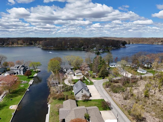 9471 Peninsula Drive, Mecosta, MI 49332