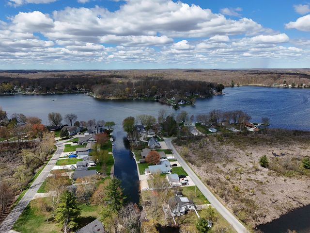 9471 Peninsula Drive, Mecosta, MI 49332