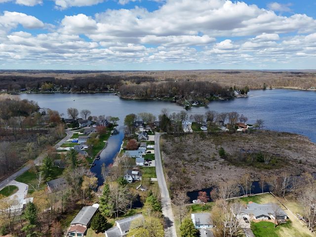 9471 Peninsula Drive, Mecosta, MI 49332