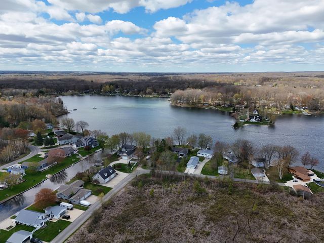 9471 Peninsula Drive, Mecosta, MI 49332