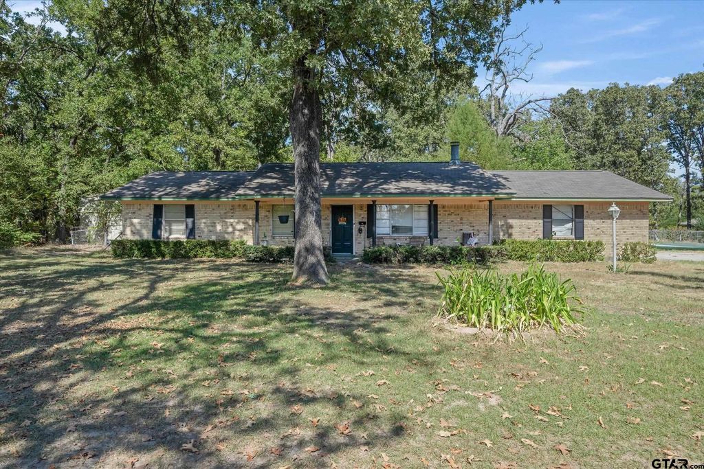 215 N Oaks Drive, Grand Saline, TX 75140