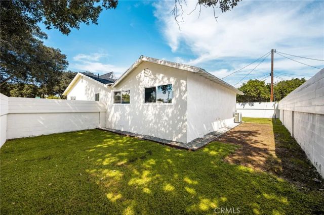 1922 W Flora Street, Santa Ana, CA 92704