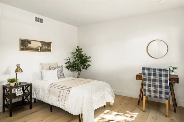 1922 W Flora Street, Santa Ana, CA 92704