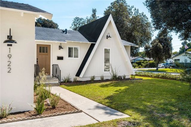 1922 W Flora Street, Santa Ana, CA 92704