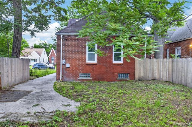 15784 Pinehurst Street, Detroit, MI 48238